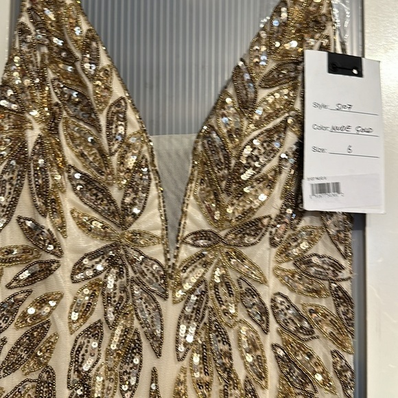 MAC DUGGAL EMBELLISHED LEAF EVENING GOWN #5107
Worn for 2 hours - Picture 7 of 11